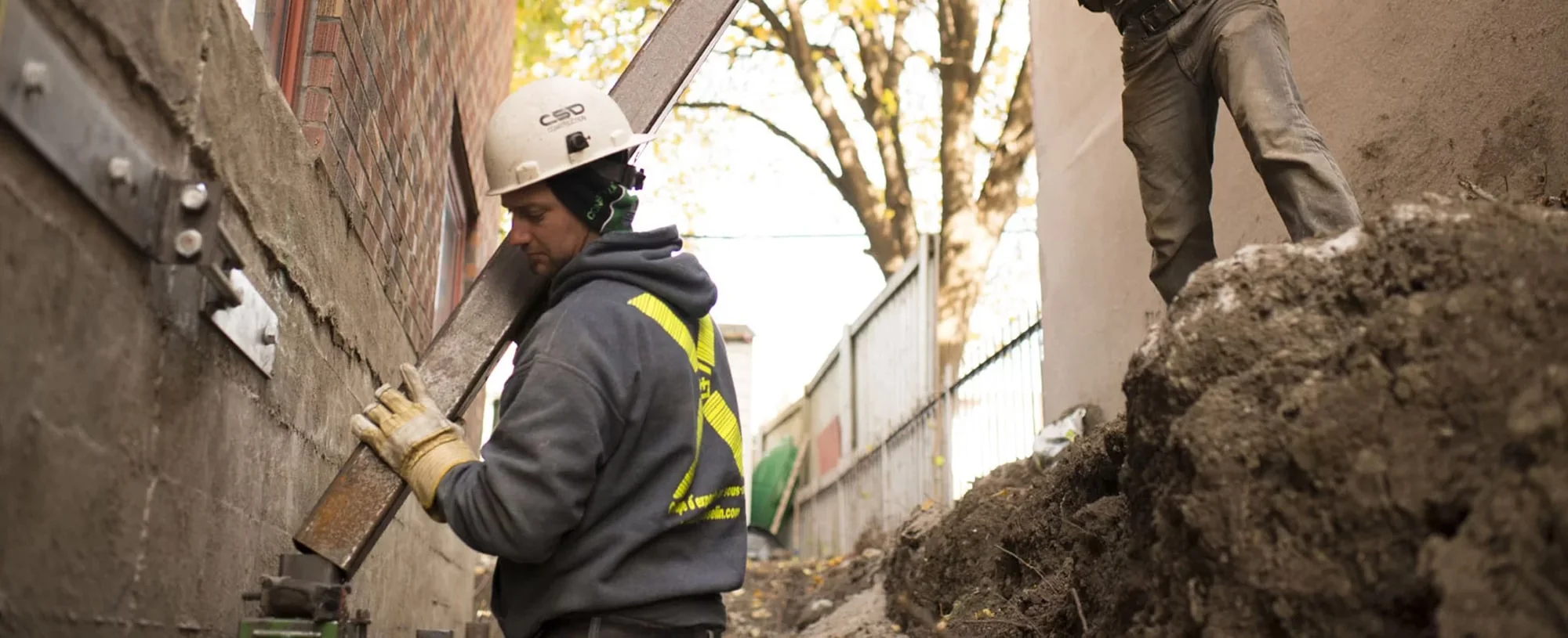 Travailleurs spécialisés de Héneault et Gosselin sur un chantier de fondations