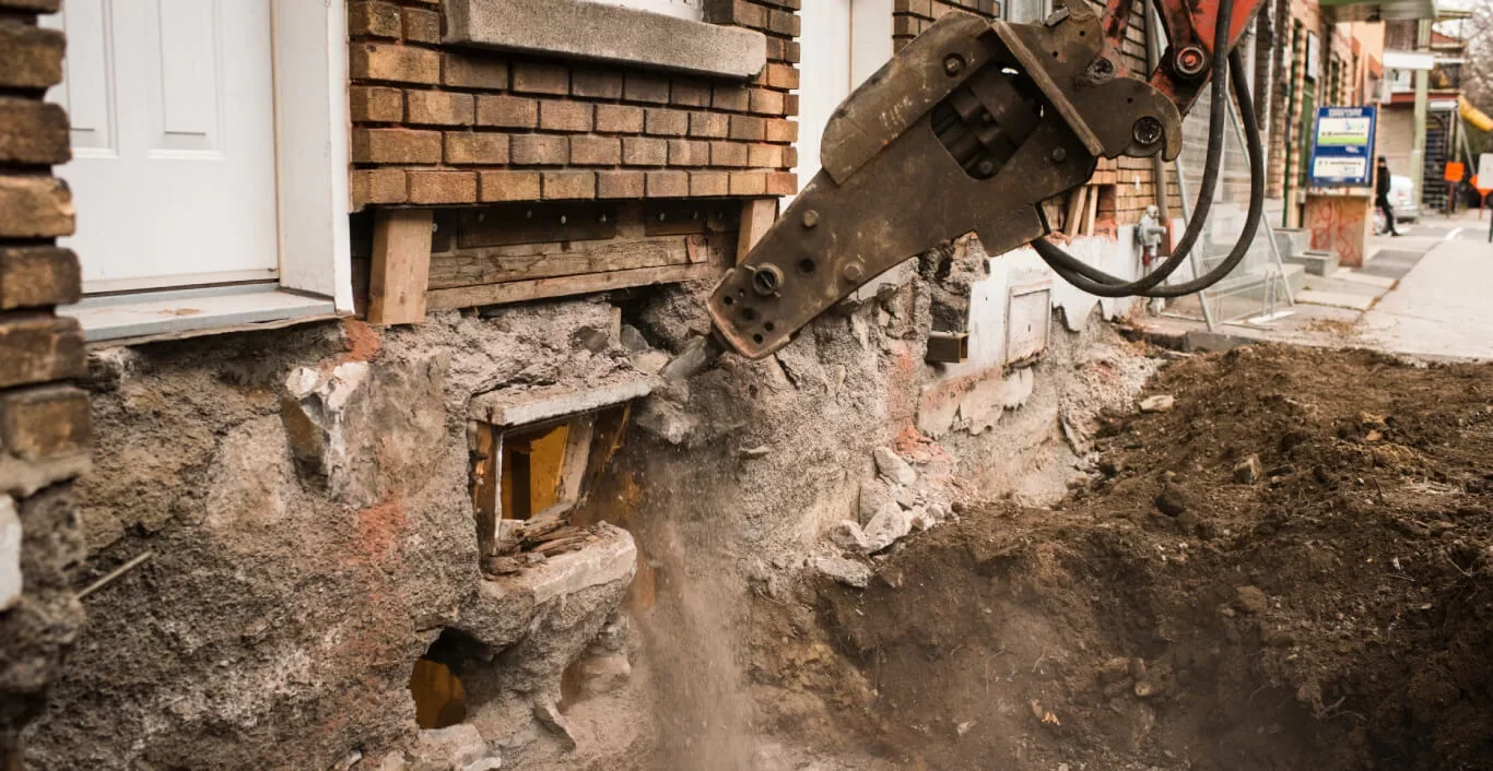 Excavation mécanique sous une maison