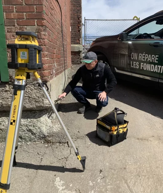 Inspection extérieure avec un niveau laser