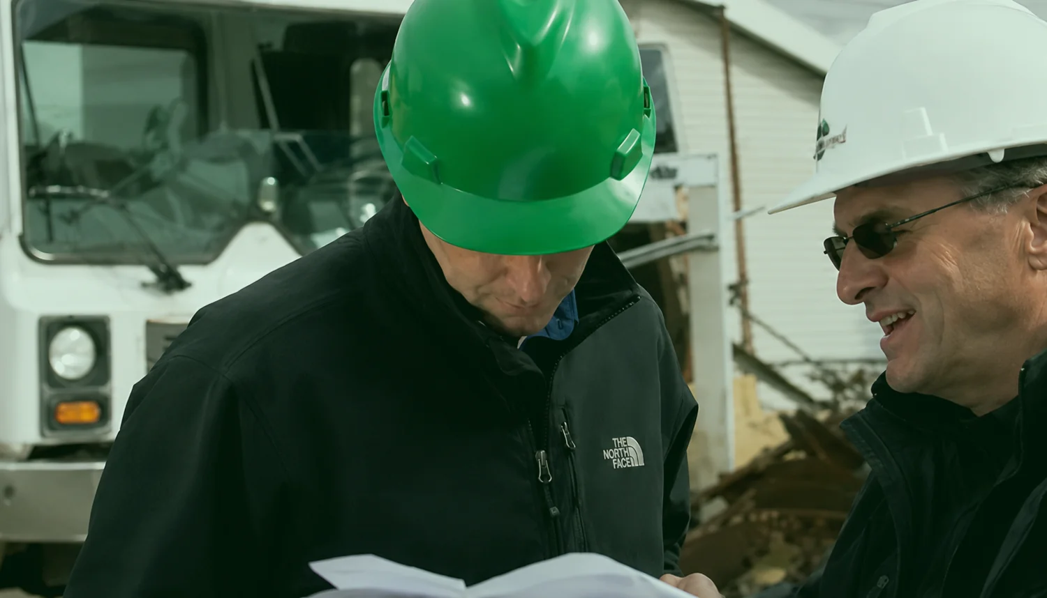 Spécialistes discutant pendant une inspection