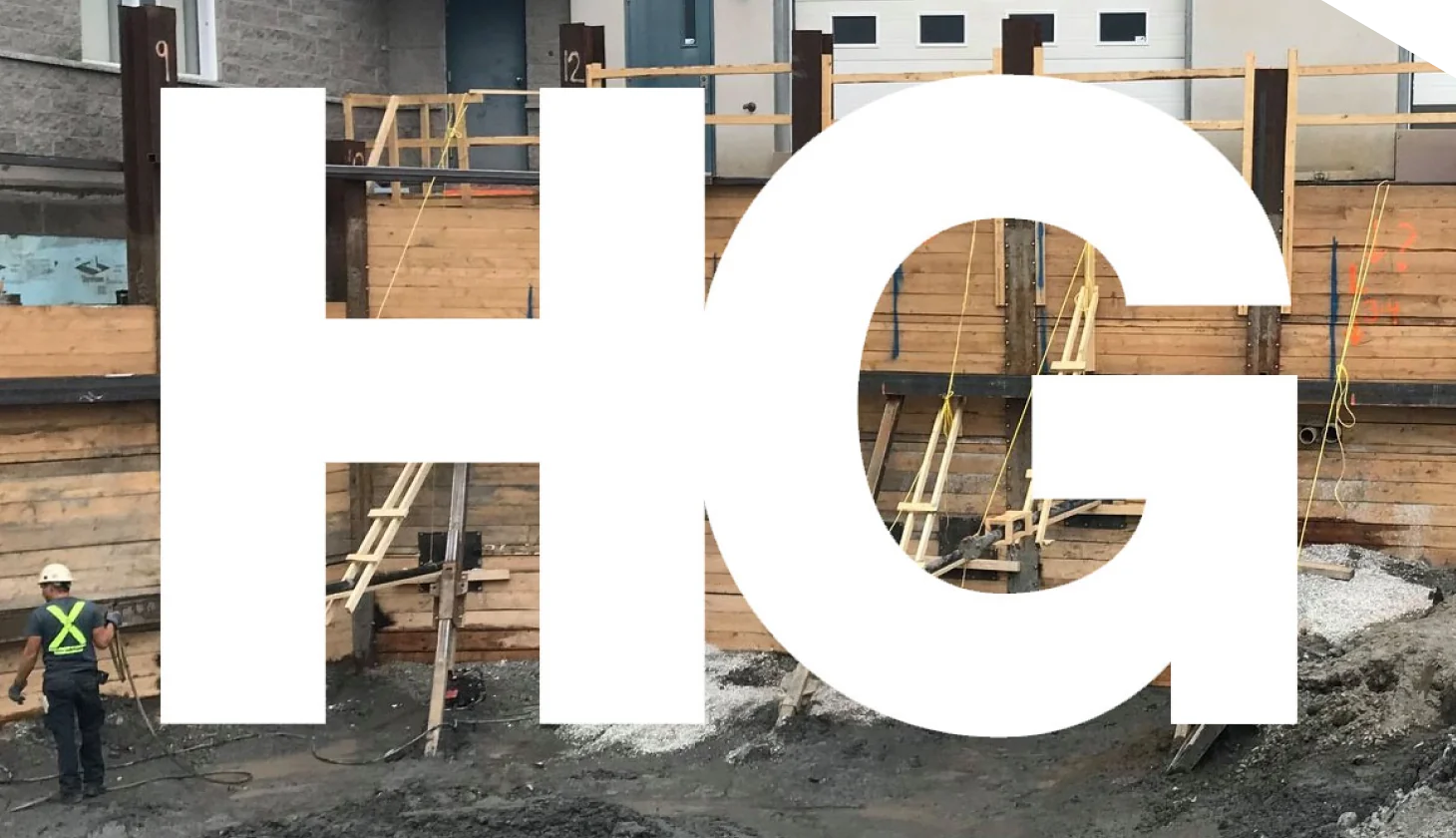 Chantier de mur berlinois avec le sigle HG