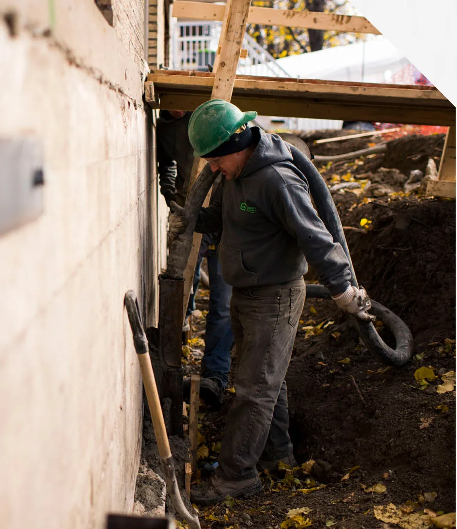 Travaux de pieutage le long d’une fondation
