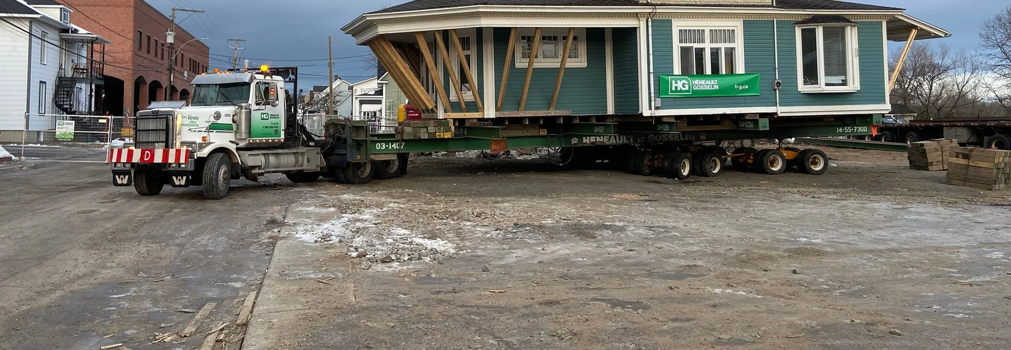 Maison transportée sur un fardier