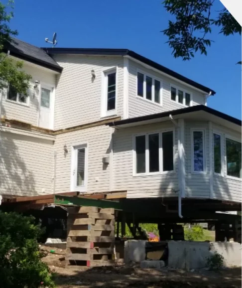 Maison soulevée pendant des travaux
