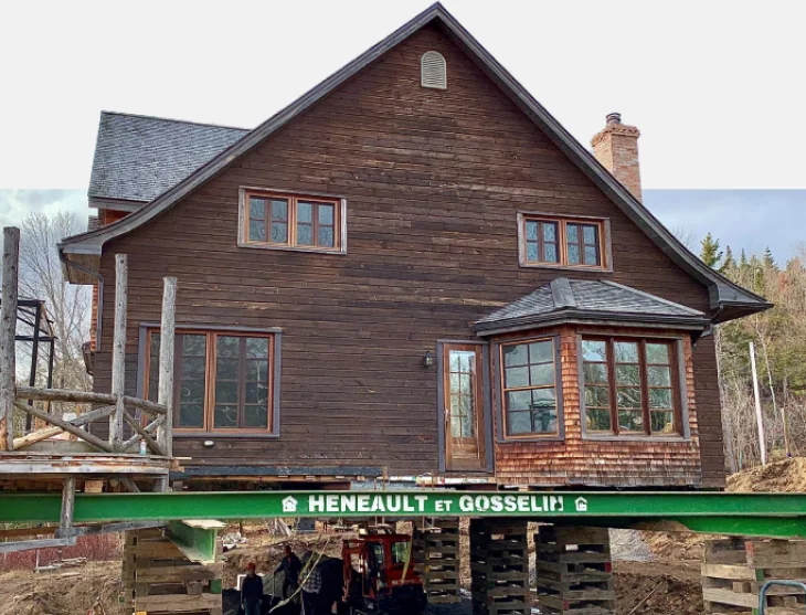 Maison soulevée sur une structure temporaire