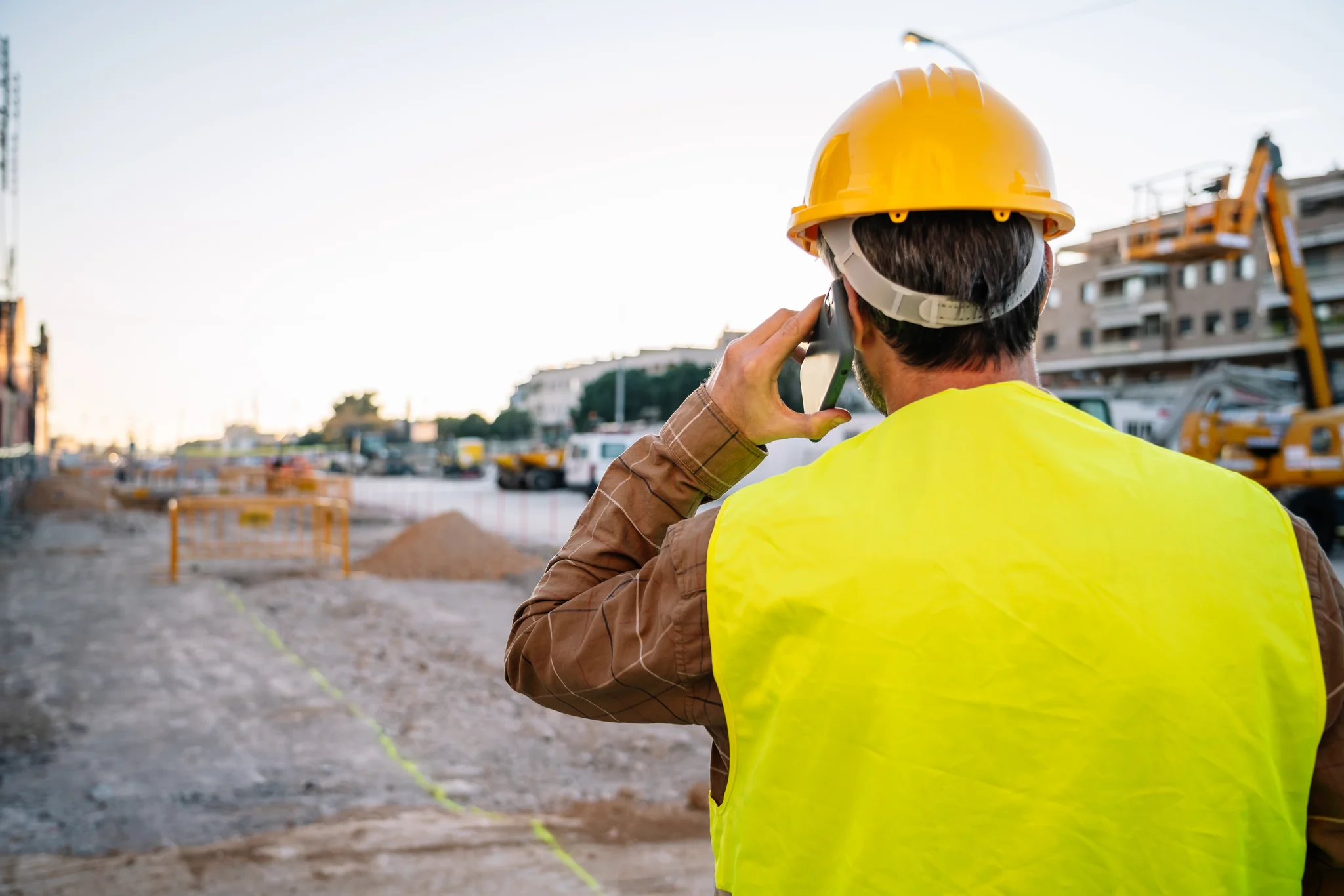 Travailleur observant un chantier de construction